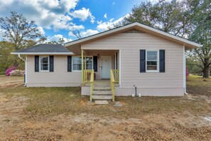 Exterior - Magnolia House - charming 3-bedroom house in Semmes, Alabama (Semmes)