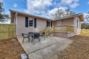 Outdoor dining - Magnolia House - charming 3-bedroom house in Semmes, Alabama (Semmes)