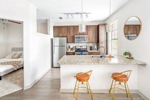 Cookware/dishes/utensils - Rustic Cozy Midtown 1 bd (Nashville)