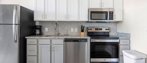 Cookware/dishes/utensils