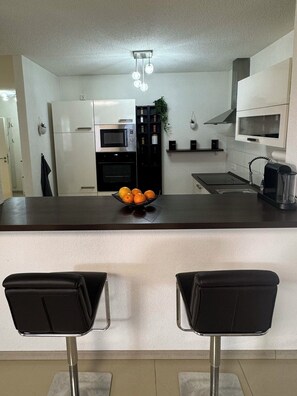 Geladeira, micro-ondas, fogão, cooktop