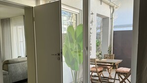 A room with a sliding glass door leading to an outdoor patio area. - C&V: 3 PP - 2 rooms +WLAN+Smart-TV+Boxspringbed (Kaiserslautern)