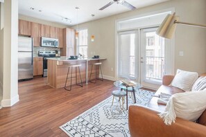 TV - Spacious Midtown 1 bd (Nashville)