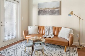 TV - Spacious Midtown 1 bd (Nashville)