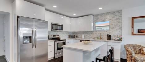 Réfrigérateur, micro-ondes, four, plaque de cuisson