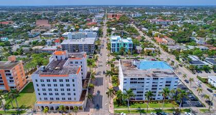 Pet Friendly Lake Worth Beach Cottage Sleeps 6+ Fenced Yard