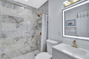 Douche, sĂšche-cheveux, serviettes fournies, savon