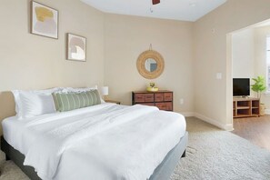 1 bedroom, desk, iron/ironing board, WiFi - Contemporary Midtown 1-Bedroom (Nashville)