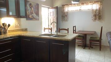Apartamento Deluxe, patio, vistas a la piscina | Cocina privada