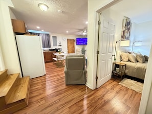 Smart TV, books - Charming Apartment in CrossLanes (Charleston)