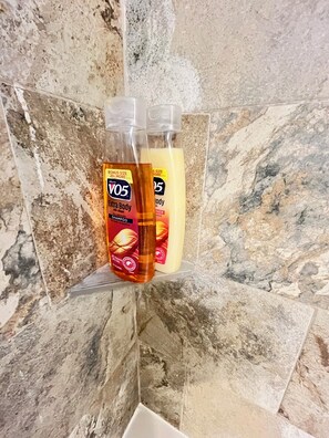 Hair dryer, towels, soap, shampoo - Charming Apartment in CrossLanes (Charleston)