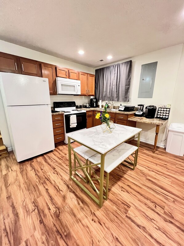 Fridge, microwave, oven, stovetop - Charming Apartment in CrossLanes (Charleston)