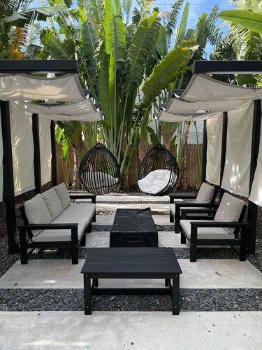 4BD 2BA - Black & White ArtBNB - Antique Row WPB