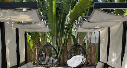 4BD 2BA - Black & White ArtBNB - Antique Row WPB