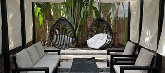 4BD 2BA - Black & White ArtBNB - Antique Row WPB