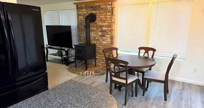 Sagar BnB - Comfy 5-bed 3-bath house ~30mins from Ski/ Hiking areas, Sandy, UT.