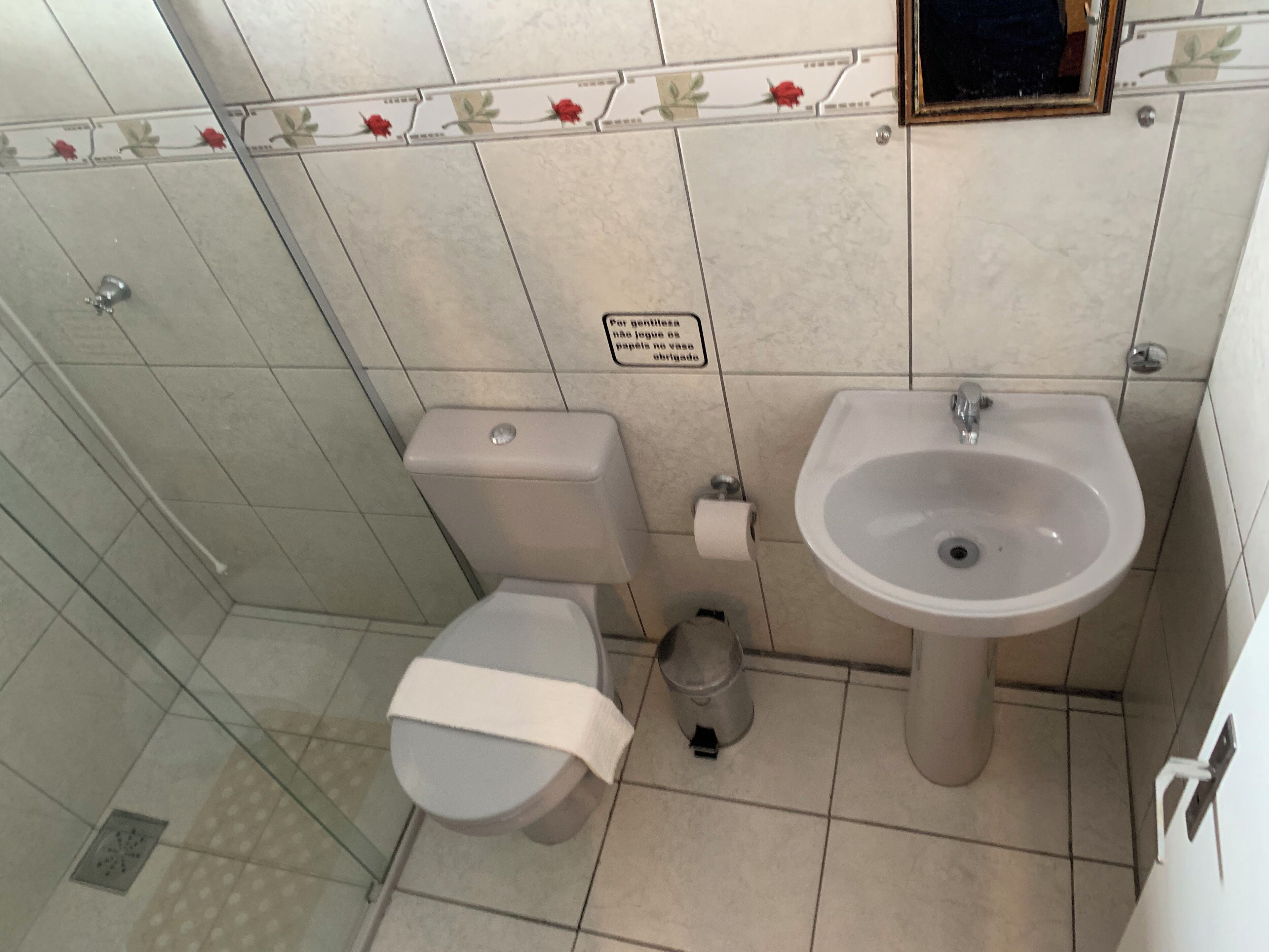 A bathroom with a toilet, bidet, and sink.