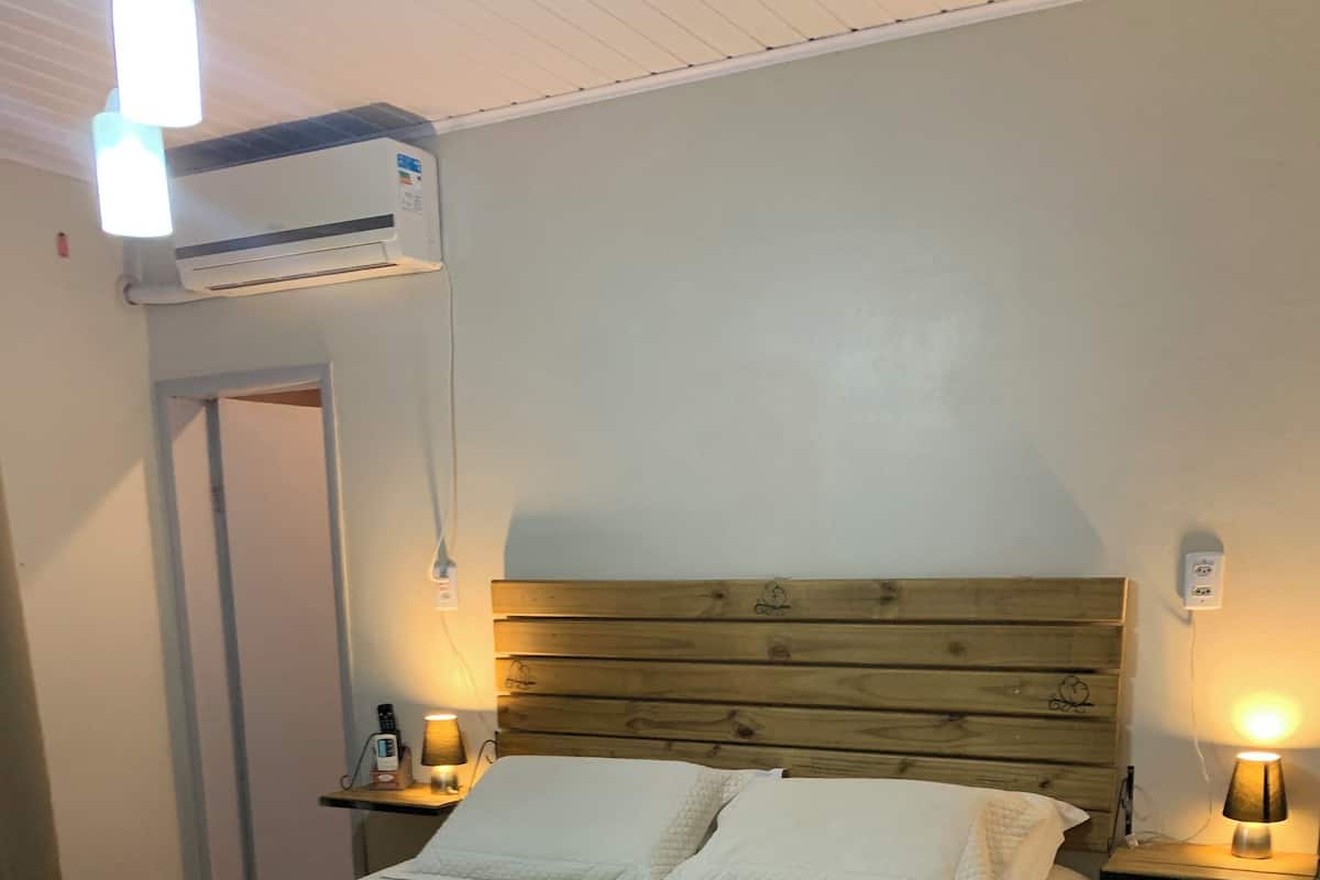Quarto com cama Queen-Size - Beija-flor | Free WiFi