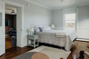 3 soverom, skrivebord, strykejern/-brett og reiseseng for barn