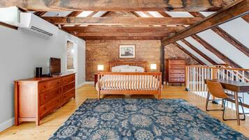 2 bedrooms, desk, iron/ironing board, WiFi