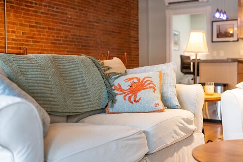 Mariner's Loft on Main St - Right Downtown!