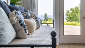 A bed with a view of a road and greenery outside. - Lone Star Lodge - Newly Renovated Studio (Northport)
