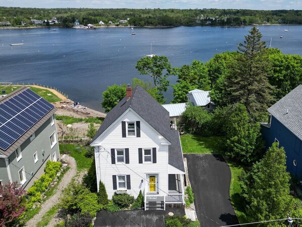 Exterior - Eleanor's Cove - Apartment on Bayview St (Belfast)