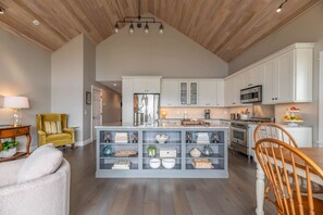 Fridge, microwave, oven, stovetop - Water's Edge at Ocean St - Enjoy Penobscot Bay (Belfast)