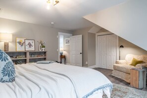 4 bedrooms, desk, iron/ironing board, WiFi