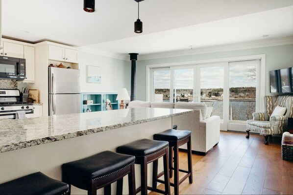 Kylskåp, mikrovågsugn, ugn och spishäll