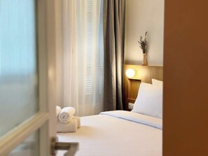2 bedrooms, iron/ironing board, WiFi, bed sheets - Modern Athenian Hideaway - Balcony • AC • Walk to Acropolis & Metro (Athens)