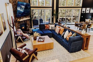 Älytelevisio, takka, kirjoja