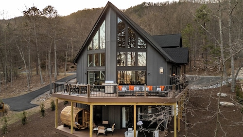 Wanderlust Villa – Spacious Mt cabin w/ Game room, Hot tub and Karaoke nights !