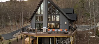 Wanderlust Villa – Spacious Mt cabin w/ Game room, Hot tub and Karaoke nights !