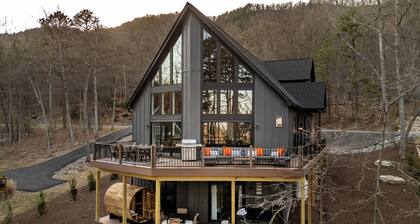 Wanderlust Villa – Spacious Mt cabin w/ Game room, Hot tub and Karaoke nights !
