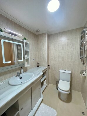 Hårtørrer, håndklæder, Toiletpapir