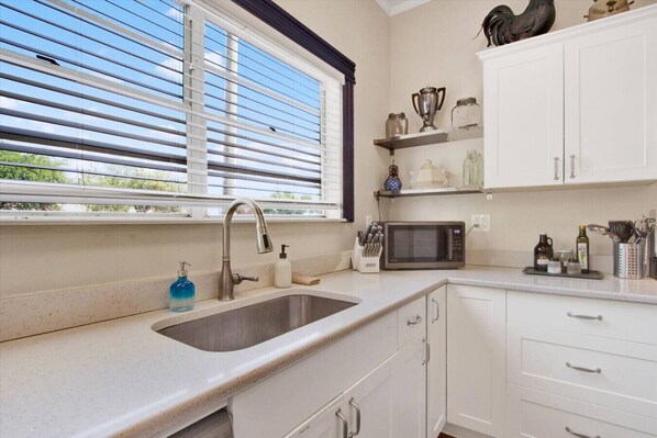 Een koelkast, een microgolfoven, een oven, een kookplaat