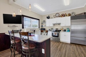 Micro-ondes, tables à manger