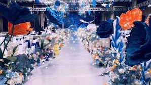A corridor with floral arrangements and blue decorative elements. - Guidu Hotel Beijing (Beijing)