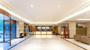 A spacious lobby with a reception desk, glass doors leading to a dining area, and a clean, modern design. - GreenTree Inn (Feicheng Xincheng Road) (Feicheng)