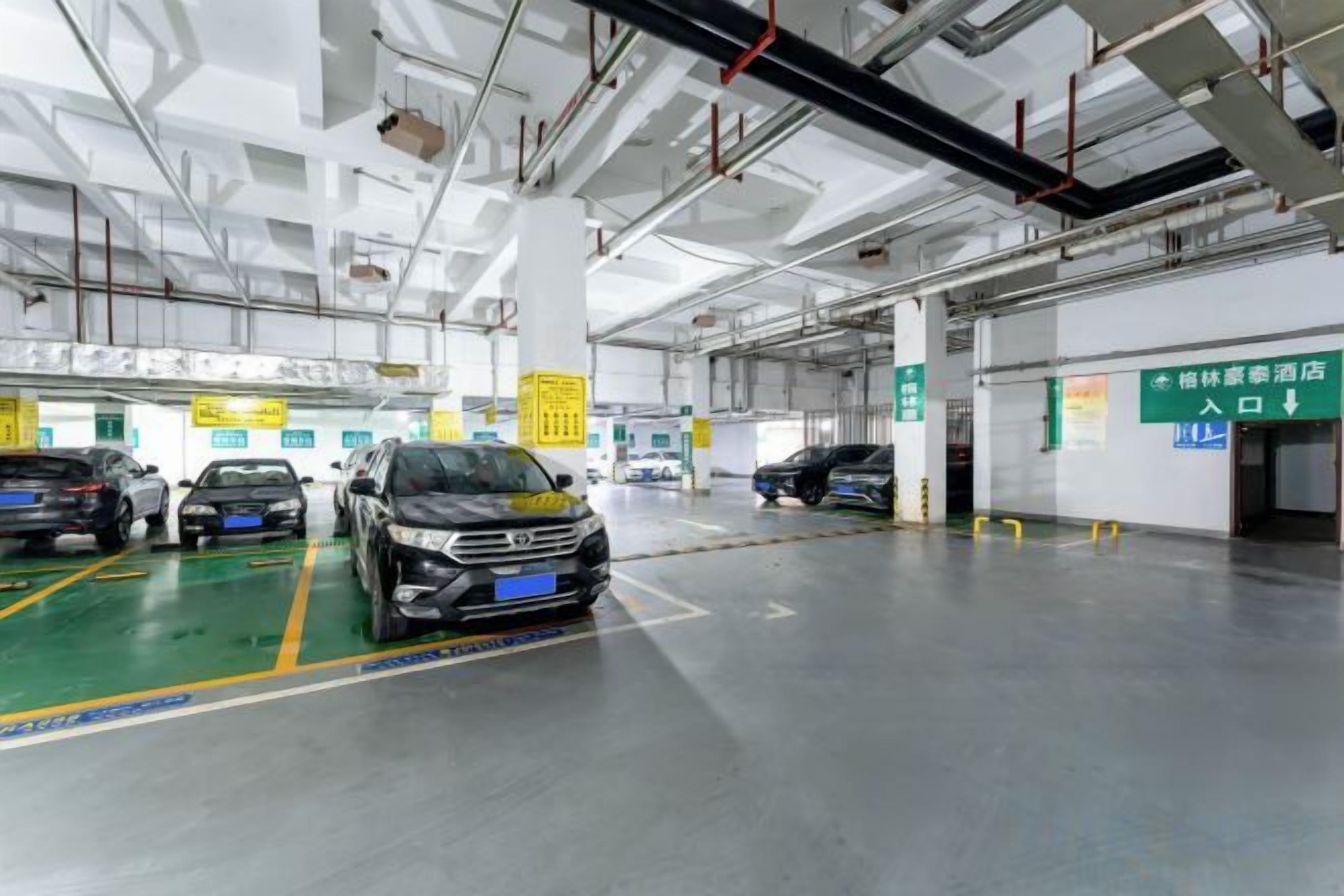 Un estacionamiento con múltiples espacios, señalización clara y un ambiente limpio y bien iluminado.