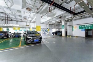 Un estacionamiento con múltiples espacios, señalización clara y un ambiente limpio y bien iluminado.