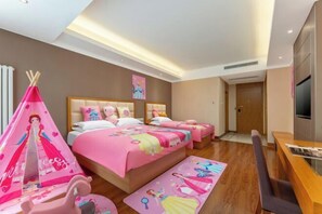 A hotel room with two beds, a wooden desk, and a television. - GreenTree Inn (Feicheng Xincheng Road) (Feicheng)