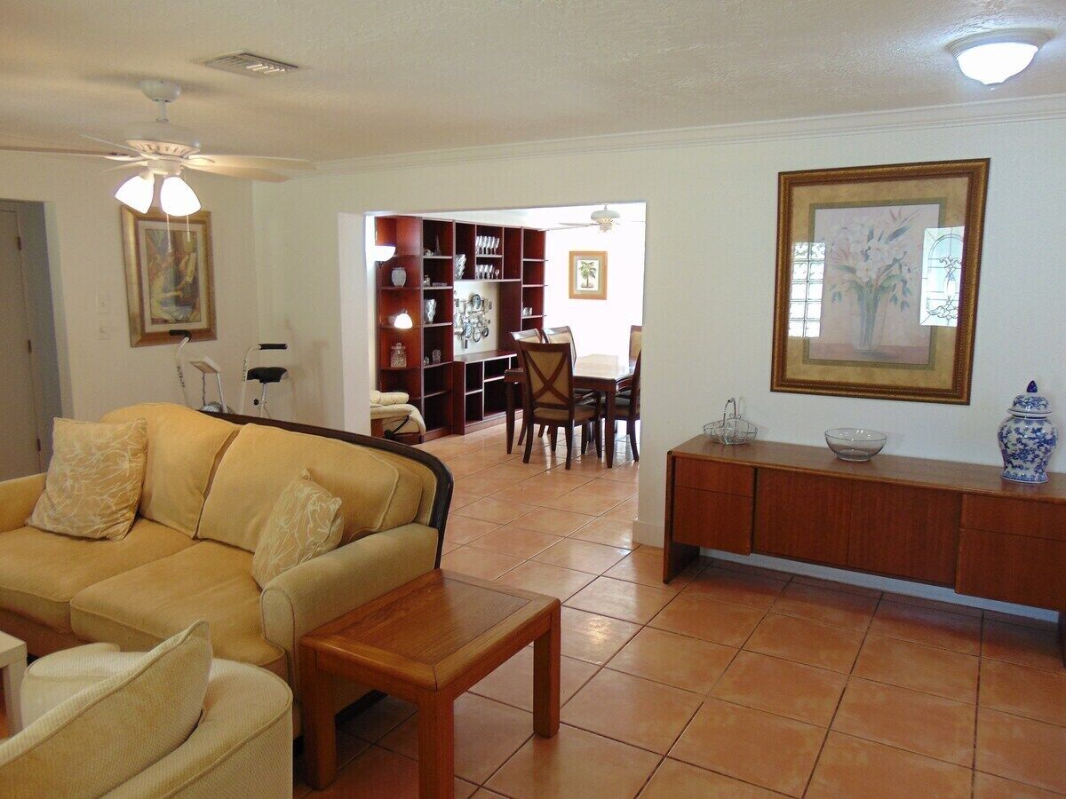 Télévision, cheminée, chaîne hi-fi, imprimantes