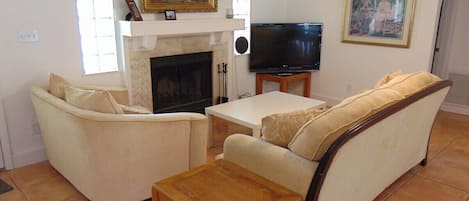 Télévision, cheminée, chaîne hi-fi, imprimantes