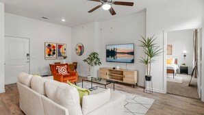 A modern living room with a sofa, coffee table, and a ceiling fan. - Stylish 2BR Apartment! Pool, Gym & Prime Location Near Downtown & Airport (Austin)