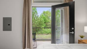 2 bedrooms, desk, iron/ironing board, WiFi