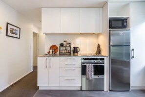 Frigorífico, microondas, horno y placa de cocina