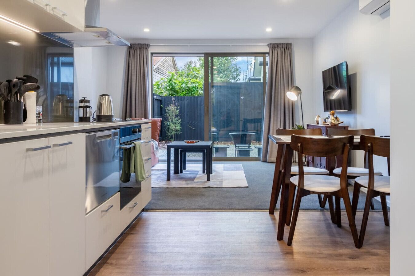 冷蔵庫、電子レンジ、オーブン、コンロ