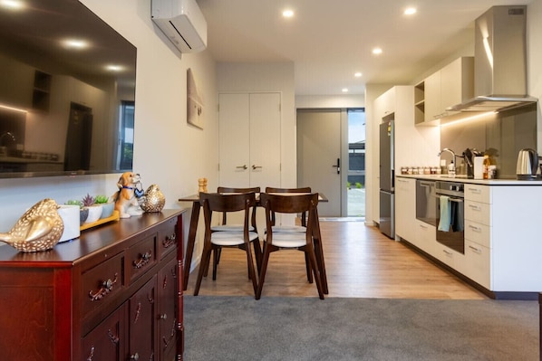 Kylskåp, mikrovågsugn, ugn och spishäll